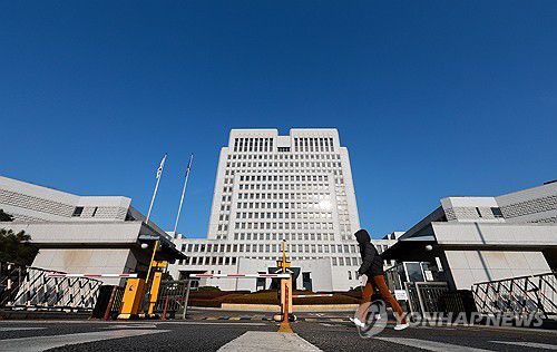 여당 사법개혁안 처리 시동…법관대표들은 내일 정기회의(서울=연합뉴스) 신현우 기자 = 7일 서울 서초구 대법원.     더불어민주당이 연내에 내란전담재판부 도입, 대법관 증원, 법원행정처 폐지, 재판소원 도입 등 사법개혁 법안을 처리할 방침이다.     전국법관대표회의는 8일 정기회의를 열고 여당에서 추진 중인 '사법개혁'과 관련해 공식 입장을 표명할지 논의할 예정이다. 2025.12.7 nowwego@yna.co.kr