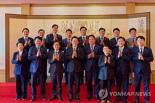 이재명 대통령, 민주당 대전,충남 국회의원 오찬 간담회(서울=연합뉴스) 이재명 대통령이 18일 용산 대통령실에서 열린 더불어민주당 대전, 충남 국회의원 오찬 간담회 참석자들과 기념촬영을 하고 있다. 2025.12.18 [대통령실 제공. 재판매 및 DB 금지] photo@yna.co.kr