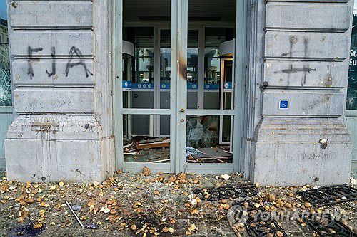 18일 EU 정상회의가 열린 브뤼셀 유럽의회 인근 건물에 감자가 나뒹굴고 있다. [AP 연합뉴스 자료사진]