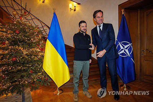 18일 브뤼셀에서 만난 젤렌스키 대통령과 뤼터 나토 사무총장[EPA 연합뉴스. 재판매 및 DB 금지]