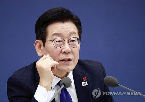 질문하는 이재명 대통령(세종=연합뉴스) 김도훈 기자 = 이재명 대통령이 지난 16일 정부세종컨벤션센터에서 열린 보건복지부(질병관리청)·식품의약품안전처 업무보고에서 정은경 복지부 장관에게 질문하고 있다. 2025.12.16 [대통령실통신사진기자단] superdoo82@yna.co.kr