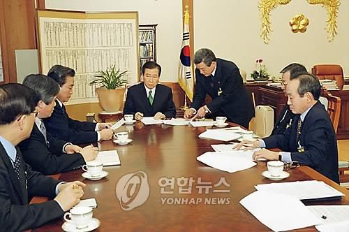 업무보고 받는 '꼼꼼한' 김대중 대통령(서울=연합뉴스) 박 일 기자 = 김대중 대통령이 청와대에서 이한동 국무총리(왼쪽 3번째), 이돈희 교육부 장관(오른쪽 2번째), 전윤철 기획예산처 장관(오른쪽) 등으로부터 업무 보고를 받고 있다. 2001.1.18