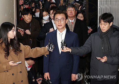 경찰청 출석하는 전재수 전 장관(서울=연합뉴스) 이진욱 기자 = 전재수 전 해양수산부 장관이 19일 통일교 측으로부터 현금 등을 받은 혐의로 서울 서대문구 경찰청에 피의자 신분으로 출석하고 있다. 2025.12.19 [공동취재] cityboy@yna.co.kr