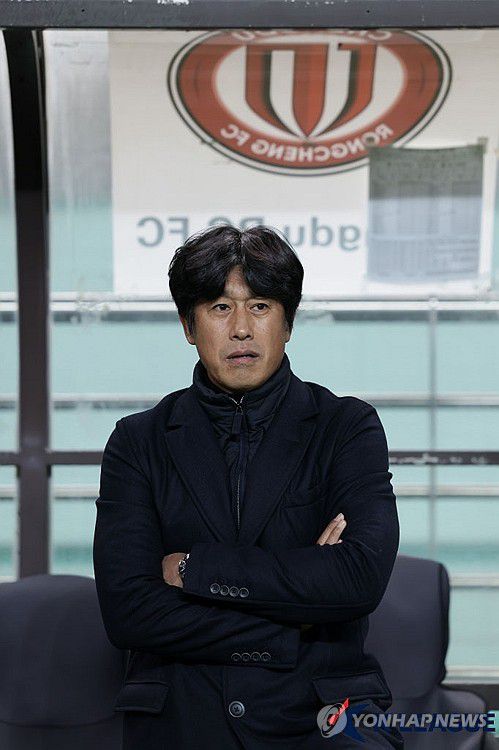 경기 지켜보는 서정원 감독(서울=연합뉴스) 4일 서울월드컵경기장에서 열린 2025-2026 아시아축구연맹(AFC) 챔피언스리그 엘리트(ACLE) 리그 스테이지 4차전 FC서울과 청두 룽청의 경기. 서정원 청두 감독이 경기를 지켜보고 있다. 2025.11.4 [한국프로축구연맹 제공. 재판매 및 DB 금지] photo@yna.co.kr