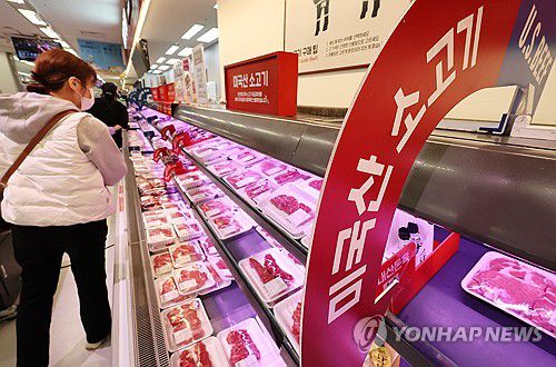 고환율에 수입 먹거리 비상(서울=연합뉴스) 김주형 기자 = 원/달러 환율이 고공행진을 하면서 수입 먹거리도 타격을 주고 있다. 27일 서울의 한 대형 마트에서 시민이 가성비가 좋다고 알려진 미국산 소고기를 살펴보고 있다     지난 19일 축산물품질평가원 축산유통정보에 따르면 국제 시세가 오른 데다 환율까지 상승하면서 미국산 갈빗살(냉장)은 100ｇ당 4천846원으로 9.7% 상승했으며 평년보다는 22.4% 비싸다고 밝혔다. kjhpress@yna.co.kr