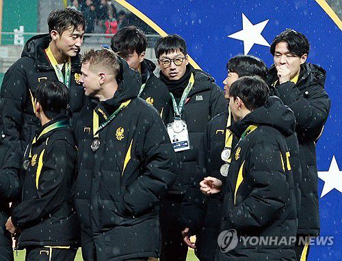 선수들 격려하는 이정효 감독(서울=연합뉴스) 한종찬 기자 = 6일 오후 서울 마포구 월드컵로 서울월드컵경기장에서 열린 2025 하나은행 코리아컵 시상식에서 준우승을 차지한 광주 FC의 이정효 감독이 선수들을 격려하고 있다. 2025.12.6 saba@yna.co.kr