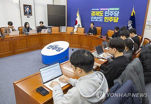 기자간담회에서 발언하는 박수현 수석대변인(서울=연합뉴스) 황광모 기자 = 더불어민주당 박수현 수석대변인이 21일 국회에서 가진 기자간담회에서 정치권 현안관련 발언하고 있다. 2025.12.21 hkmpooh@yna.co.kr