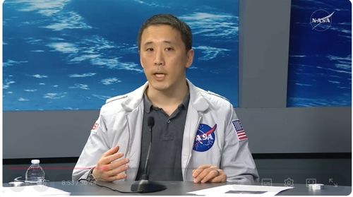 지구로 귀환 후 NASA 기자회견 참석한 조니 김 [NASA 유튜브 영상 캡처. 재판매 및 DB 금지]