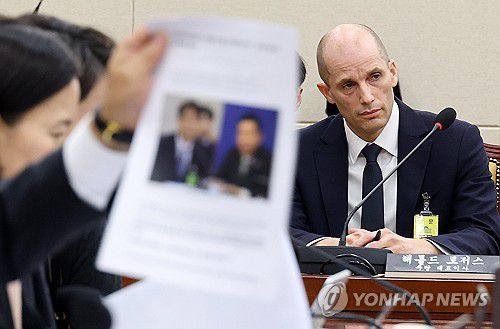 CEO 빠진 쿠팡 청문회…도마 오른 오찬 회동    (서울=연합뉴스) 이동해 기자 = 17일 국회 과학기술정보방송통신위원회에서 열린 쿠팡 침해사고 관련 청문회에서 국민의힘 의원들이 더불어민주당 김병기 원내대표와 쿠팡 대표 간 오찬과 관련해 김 원내대표의 증인 출석을 요구하며 최민희 위원장에게 항의하는 가운데 해럴드 로저스 쿠팡 대표이사가 참석해 있다. 2025.12.17     eastsea@yna.co.kr  (끝)