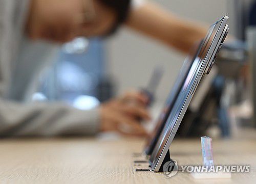 '더 얇아진 갤럭시 Z 폴드 7'(서울=연합뉴스) 김성민 기자 = 삼성전자의 새로운 폴더블폰 갤럭시 Z7 시리즈가 공식 출시를 앞두고 15일부터 일주일간 예약 판매를 시작한다.      이날 서울 서초구 삼성 강남에서 시민들이 갤럭시 Z 폴드 7을 살펴보고 있다. 2025.7.15 ksm7976@yna.co.kr