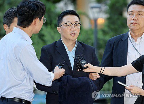 특검에 인치되는 김예성(서울=연합뉴스) 서명곤 기자 = 김건희 여사 일가의 '집사'로 지목된 김예성 씨가 12일 귀국 직후 인천국제공항에서 체포돼 서울 종로구 김건희특검 사무실에 인치되며 취재진의 질문을 받고 있다. 2025.8.12 seephoto@yna.co.kr