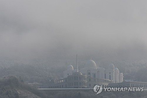 안개 낀 통일교 천정궁(가평=연합뉴스) 임병식 기자 = 경찰이 정치권 통일교 금품 수수 의혹과 관련해 압수수색에 나선 15일 오전 경기도 가평군 통일교 천정궁 일대 위로 겨울 안개가 지나가고 있다. 2025.12.15 andphotodo@yna.co.kr