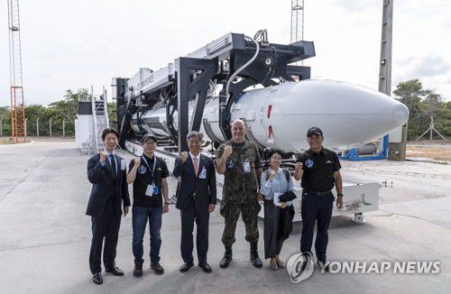 한국 민간 우주발사체 '한빛-나노' 첫 상업발사 재시도(서울=연합뉴스) 우주발사체 기업 이노스페이스는 두 차례 연기를 딛고 20일 새벽(현지시간 19일) 브라질 알칸타라 우주센터에서 국내 민간 우주발사체인 '한빛-나노' 첫 상업발사에 도전한다고 밝혔다. 이노스페이스 발사장을 방문한 최영한 주브라질 대사(왼쪽 세 번째)와 관계자들이 기념 촬영하고 있다. 2025.12.19 [이노스페이스 제공. 재판매 및 DB 금지] photo@yna.co.kr