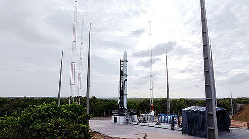 이노스페이스 우주발사체 '한빛-나노' 기립 완료…추진제 충전(서울=연합뉴스) 20일 오전 9시 30분(현지시간 19일 오후 9시 30분) 발사를 앞둔 민간 우주발사체 기업 이노스페이스의 첫 상업 우주발사체 '한빛-나노'가 기립을 완료하고 추진제 충전을 시작하고 있다. 이노스페이스는 한빛-나노가 브라질 알칸타라 우주기지에서 이날 오전 4시 35분(현지시간 19일 오후 4시 35분) 한빛-나노 기립을 완료하고 오전 6시 17분 연료와 산화제 충전을 시작했다고 밝혔다. 2025.12.20 [이노스페이스 제공. 재판매 및 DB 금지] photo@yna.co.kr