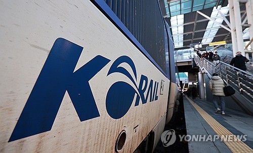 총파업 D-1(서울=연합뉴스) 한종찬 기자 = 22일 철도노조에 따르면 기획재정부가 성과급 100% 정상화가 아닌 90% 기준을 제시함에 따라 파업 참여 대상 인원 1만2천여명이 23일 오전 9시 총파업에 참여할 예정이다. 사진은 총파업을 하루 앞둔 22일 서울역 모습. 2025.12.22 saba@yna.co.kr