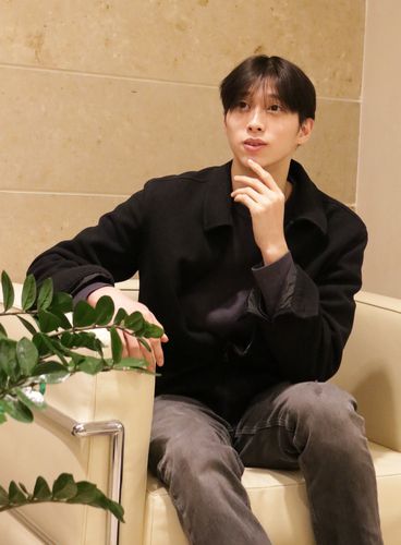 인터뷰하는 전민철(상트페테르부르크=연합뉴스) 최인영 특파원 = 러시아 마린스키 발레단의 퍼스트 솔리스트 전민철이 5일(현지시간) 러시아 상트페테르부르크 마린스키 극장 안에서 연합뉴스와 인터뷰하고 있다. 2025.12.23 abbie@yna.co.kr (끝)