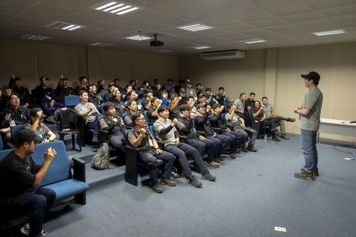 발사 전날 의지를 다지는 김수종 이노스페이스 대표(오른쪽)과 직원, 브라질 공군 [이노스페이스 제공. 재판매 및 DB 금지]