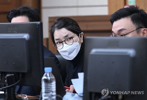 결심 공판 출석한 김건희(서울=연합뉴스) 도이치모터스 주가조작과 명태균 공천개입, 통일교 청탁·뇌물 수수 의혹 혐의 등으로 구속기소 된 김건희 여사가 3일 서울 서초구 서울중앙지방법원에서 열린 자본시장법 위반 혐의 결심 공판에 출석해 있다. 2025.12.3 [사진공동취재단] photo@yna.co.kr