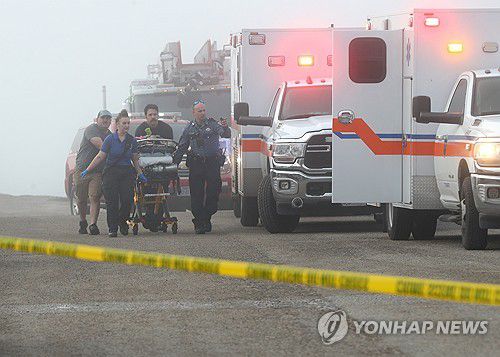 미 텍사스주 갤버스턴 해안 항공기 추락 사고 현장 출동한 요원들[The Galveston County Daily News/AP=연합뉴스. 재판매 및 DB 금지]