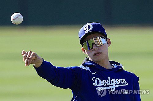 캐치볼 하는 다저스 김혜성(글렌데일[미국 애리조나주]=연합뉴스) 신현우 기자 = 미국프로야구 메이저리그(MLB) 첫 시즌을 준비하는 로스앤젤레스 다저스 김혜성이 19일(현지시간) 다저스 스프링캠프가 열리고 있는 미국 애리조나주 글렌데일 캐멀백 랜치에서 캐치볼하고 있다. 2025.2.20 nowwego@yna.co.kr