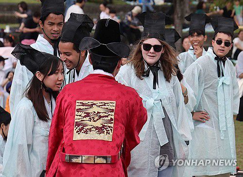 한글 축제서 외국인 과거시험 체험세종 한글축제 [연합뉴스 자료사진]
