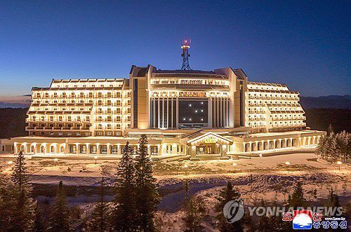 북, 백두산 인근 삼지연에 호텔 준공…김정은 "관광 대표도시로"(평양 조선중앙통신=연합뉴스) 북한 조선중앙통신은 20∼21일 이틀에 걸쳐 삼지연시에 '현대적인 호텔' 5곳의 준공식이 열렸다고 23일 보도했다. 20일에는 이깔호텔·밀영호텔이, 21일에는 소백수호텔·청봉호텔·봇나무호텔이 각각 문을 열었다. 2025.12.23      [국내에서만 사용가능. 재배포 금지. For Use Only in the Republic of Korea. No Redistribution] nkphoto@yna.co.kr
