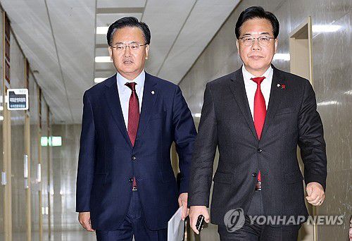 운영위원장실 들어서는 송언석·유상범(서울=연합뉴스) 이동해 기자 = 국민의힘 송언석 원내대표(오른쪽)와 유상범 원내운영수석부대표가 23일 더불어민주당 김병기 원내대표, 문진석 원내운영수석부대표와의 회동을 위해 국회 운영위원장실을 향하고 있다. 2025.12.23 eastsea@yna.co.kr