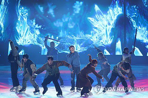 '나 혼자만 레벨업' 아이스쇼 주연 맡은 김진환(서울=연합뉴스) 류효림 기자 = 그룹 아이콘의 김진환이 23일 서울 양천구 목동 아이스링크에서 열린 아이스쇼 '나 혼자만 레벨업 on ICE' 프레스콜에서 주요 장면을 시연하고 있다. 2025.12.23 ryousanta@yna.co.kr