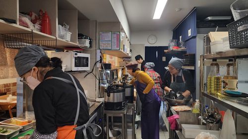 점심 영업 준비하는 스시은(銀) 시니어 직원들[촬영 장지현]