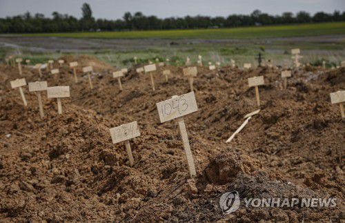 우크라이나전 개전 직후 사망한 마리우폴 주민들을 위해 만든 임시 묘지 [EPA=연합뉴스 자료사진. 재판매 및 DB금지]
