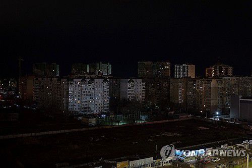 정전으로 암흑이 된 우크라이나 오데사의 한 아파트 단지[AFP 연합뉴스. 재판매 및 DB 금지]