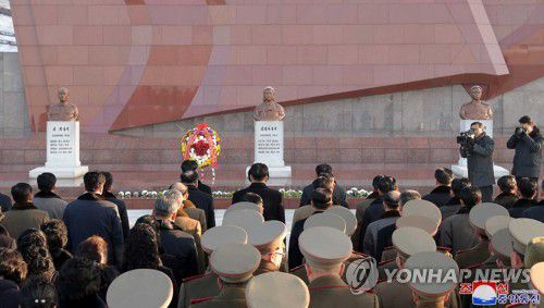 지난 2019년 김정숙 탄생 102주년을 맞아 동상에 참배하는 북한 주민들평양 조선중앙통신=연합뉴스 [국내에서만 사용가능. 재배포 금지. For Use Only in the Republic of Korea. No Redistribution] photo@yna.co.kr