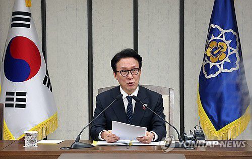 국가정책조정회의, 발언하는 김민석 총리(세종=연합뉴스) 배재만 기자 = 김민석 국무총리가 24일 정부세종청사 총리실에서 열린 국가정책조정회의를 주재하고 있다. 2025.12.24 scoop@yna.co.kr