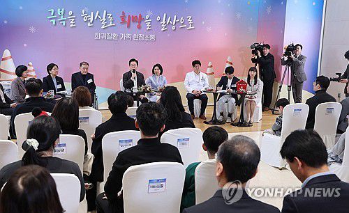 이재명 대통령, 희귀질환 가족 간담회(서울=연합뉴스) 김도훈 기자 = 이재명 대통령과 김혜경 여사가 24일 서울 서대문구 신촌세브란스 연세암병원 중입자치료센터에서 희귀질환 환우·가족과 간담회를 하고 있다. 2025.12.24 superdoo82@yna.co.kr