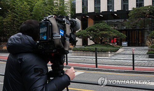 상설특검, 쿠팡CFS 압수수색(서울=연합뉴스) 김인철 기자 = 쿠팡 수사 무마·퇴직금 미지급 의혹을 수사하는 안권섭 특별검사팀이 쿠팡에 대한 강제수사에 착수하며 압수수색 중인 23일 서울 송파구 문정동 쿠팡풀필먼트서비스(쿠팡CFS) 입구 모습. 2025.12.23 yatoya@yna.co.kr