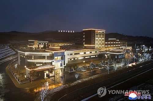 북한 함경남도 정평군 지방공업공장·종합봉사소 준공(평양 조선중앙통신=연합뉴스) 김정은 북한 국무위원장이 지난 24일 함경남도 정평군 지방공업공장과 종합봉사소 준공식에 참석해 준공 테이프를 끊고 공장 내부시설과 종합봉사소를 둘러봤다고 조선중앙통신이 25일 보도했다.  . 2025.12.25      [국내에서만 사용가능. 재배포 금지. For Use Only in the Republic of Korea. No Redistribution] nkphoto@yna.co.kr