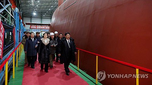 김정은, 딸 주애와 8천700t급 핵잠 건조 지도(서울=연합뉴스) 북한 김정은 국무위원장이 지난 24일 부인 리설주, 딸 주애와 함께 8천700t급 '핵동력 전략유도탄 잠수함' 건조 사업을 현지지도하고 해군의 핵무장화를 계속 강력히 추진해 나가겠다는 의지를 밝혔다고 조선중앙TV가 25일 보도했다. 2025.12.25      [국내에서만 사용가능. 재배포 금지. For Use Only in the Republic of Korea. No Redistribution] nkphoto@yna.co.kr