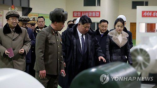 김정은, 딸 주애와 8천700t급 핵잠 건조 지도(서울=연합뉴스) 북한 김정은 국무위원장이 지난 24일 부인 리설주, 딸 주애와 함께 8천700t급 '핵동력 전략유도탄 잠수함' 건조 사업을 현지지도하고 해군의 핵무장화를 계속 강력히 추진해 나가겠다는 의지를 밝혔다고 조선중앙TV가 25일 보도했다. 2025.12.25      [국내에서만 사용가능. 재배포 금지. For Use Only in the Republic of Korea. No Redistribution] nkphoto@yna.co.kr