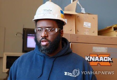 트레이닝 아카데미 기술 인스트럭터(필라델피아=연합뉴스) 이지헌 특파원 = 지난 22일(현지시간) 미국 펜실베이니아주 필라델피아 한화필리조선소 트레이닝 아카데미에서 숀 젠킨스 기술 인스트럭터가 교육 프로그램을 설명하고 있다. 2025.12.25 pan@yna.co.kr