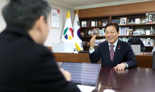 박완수 경남지사 2026년 신년 인터뷰(창원=연합뉴스) 김동민 기자 = 박완수 경남지사가 도청 집무실에서 연합뉴스와 신년 인터뷰를 하고 있다. 2025.12.26. image@yna.co.kr (끝)