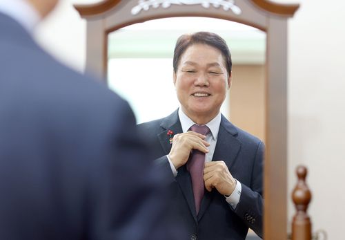 넥타이 고쳐 매는 박완수 경남지사(창원=연합뉴스) 김동민 기자 = 박완수 경남지사가 도청 집무실에서 연합뉴스와 신년 인터뷰를 하면서 넥타이를 고쳐 매고 있다. 2025.12.26. image@yna.co.kr (끝)