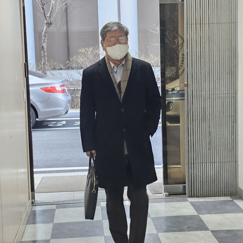 경찰 출석한 전재수 전 장관 측 이용구 변호사(서울=연합뉴스) 김동한 수습기자 = 전재수 전 해양수산부 장관의 변호인인 이용구 변호사가 포렌식 참관을 위해 서울 마포구 경찰청사에 출석하고 있다. 2025.12.26 moved@yna.co.kr