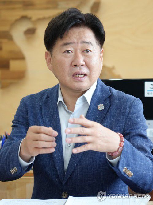 인터뷰하는 오영훈 제주지사[제주도 제공.재판매 및 DB 금지]