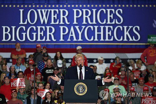 경제성과 홍보하며 경합주 공략(AFP=연합뉴스) 트럼프 대통령이 19일(현지시간) 경합주 중 한 곳인 노스캐롤라이나주 록키 마운트에서 연설하고 있다. 2025.12.19