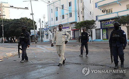 25일 소말리아에서 무장 경찰이 투표소 개장에 앞서 거리를 순찰하고 있다. [로이터 = 연합뉴스]