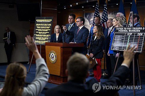 미국 연방정부 셧다운 중인 지난 10월 15일(현지시간) 의회에서 기자회견하는 마이크 존슨 하원의장과 공화당 의원들 [UPI 연합뉴스 자료사진. 재배포 및 DB 금지]