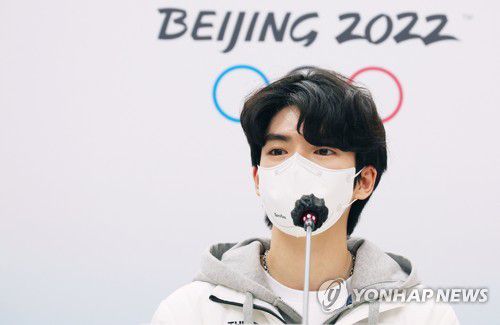 [올림픽] 취재진 질문에 답하는 '톱5' 차준환(베이징=연합뉴스) 한종찬 기자 = 한국 피겨스케이팅 남자 싱글 역사상 첫 올림픽 '톱5'의 역사를 쓴 차준환(고려대)이 12일 오후 중국 베이징 시내 메인미디어센터(MMC)에서 기자회견을 열고 취재진 질문에 답하고 있다. 2022.2.12 saba@yna.co.kr