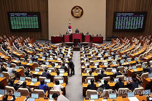 노란봉투법 여당 주도 국회 본회의 통과(서울=연합뉴스) 김주성 기자 = 지난 8월 24일 국회 본회의에서 '노동조합 및 노동관계조정법 일부개정법률안(노란봉투법)'이 여당 주도로 통과되고 있다. 2025.8.24 utzza@yna.co.kr