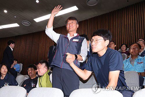 노조법 개정안 입법 환영하는 노동계(서울=연합뉴스) 김주성 기자 = 24일 국회 본회의에서 '노동조합 및 노동관계조정법 일부개정법률안(노란봉투법)'이 통과되자 민주노총 양경수 위원장과 유최안 거제통영고성 조선하청지회 조합원(오른쪽)이 기뻐하고 있다. 2025.8.24 utzza@yna.co.kr