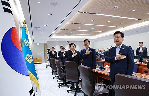 이재명 대통령, 임시 국무회의 국민의례(서울=연합뉴스) 홍해인 기자 = 이재명 대통령이 29일 서울 용산 대통령실 청사에서 열린 임시 국무회의에서 국기에 경례하고 있다. 2025.8.29 hihong@yna.co.kr